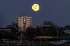 księżyc zza rogatek